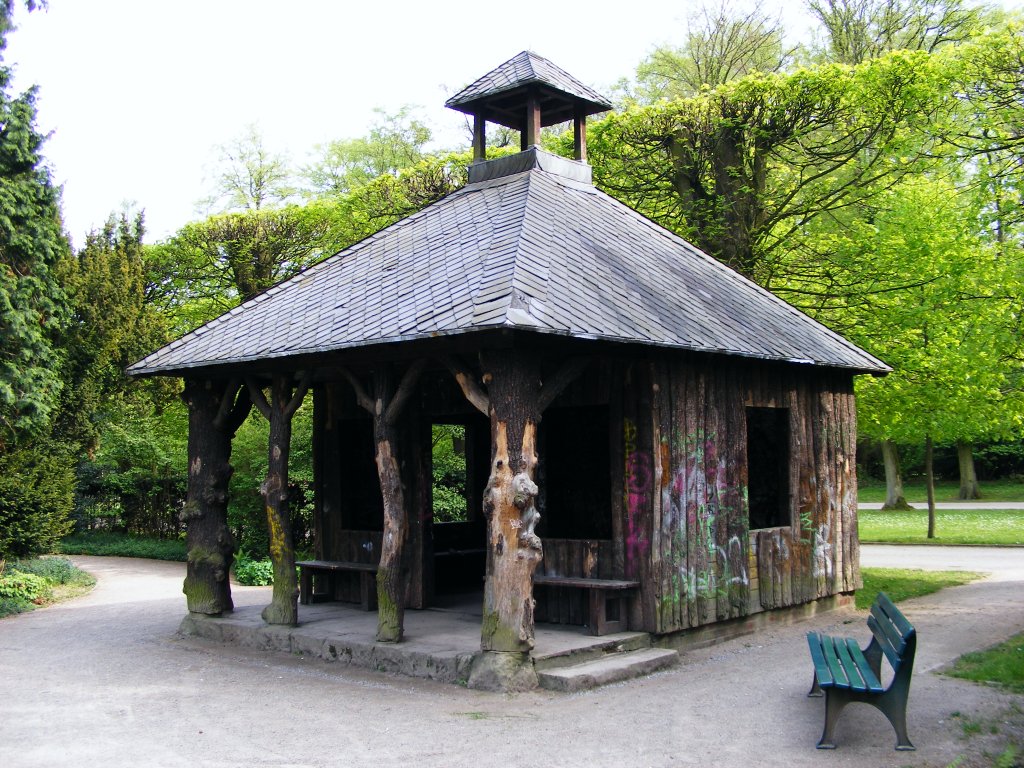 Ein Holzhaus im Park von Schlo Benrath in Dsseldorf, 28. April 2010.