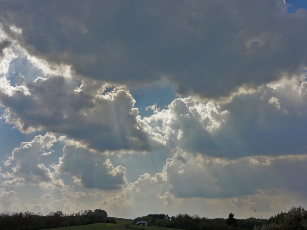 Ein interessantes Wolkenspiel im luxemburgischen Wilwerwiltz (April 2011)