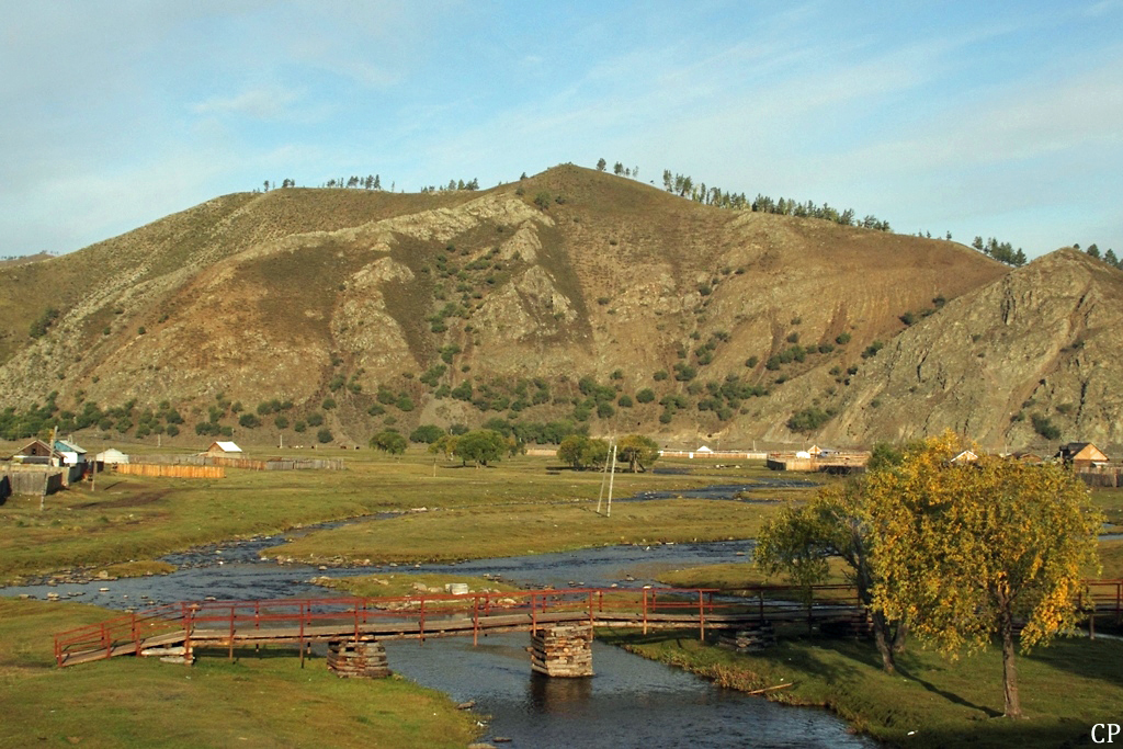 Ein kleiner Fluss windet sich durch die karge Landschaft in der nrdlichen Mongolei. (13.9.2011)