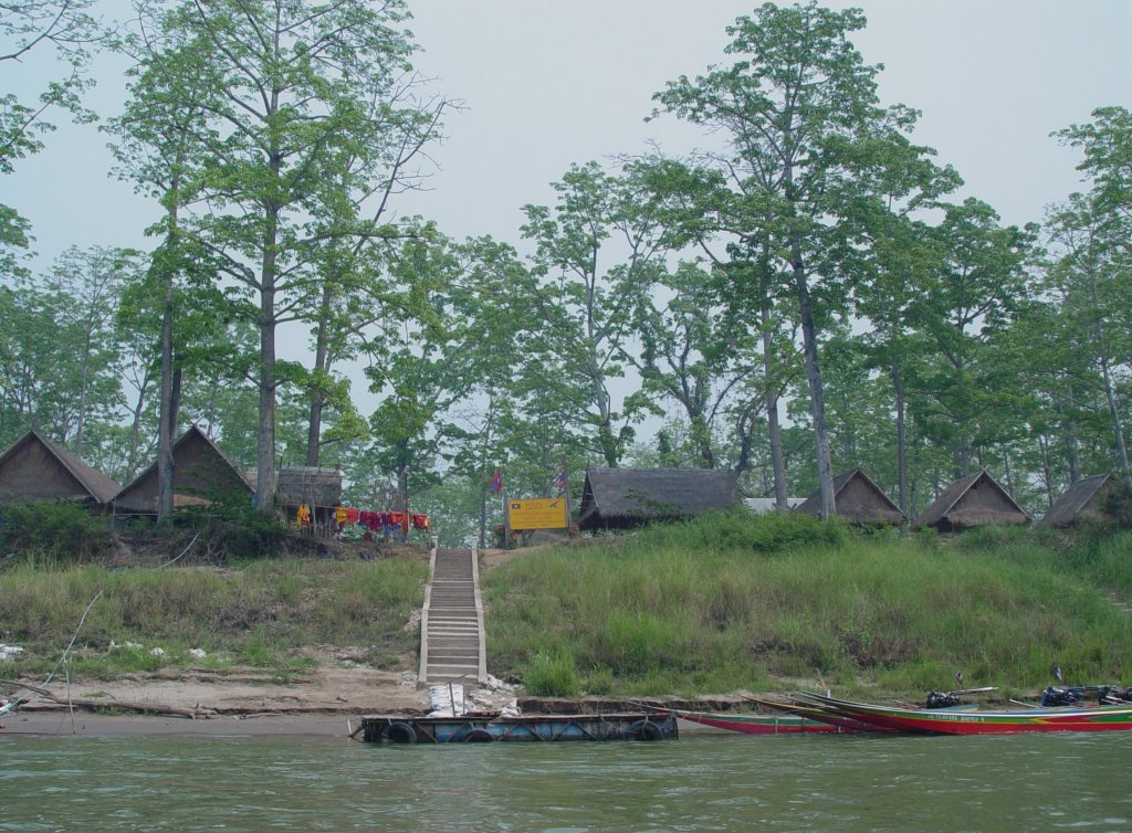 Ein kleiner Ort auf der zu Laos im Mekong gelegenen Insel. (April 2006)