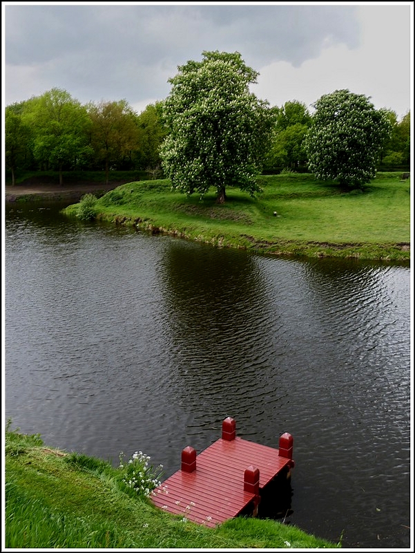 Ein roter Steg in Bourtange. 10.05.2012 (Jeanny)