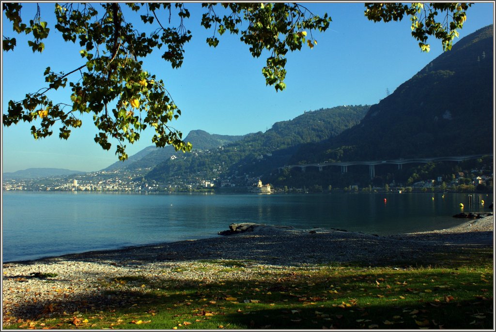 Ein ruhiger Herbstmorgen am Ufer in Villeneuve mit Ausblick auf das Chteau de Chillon und Montreux.
(29.09.2011)