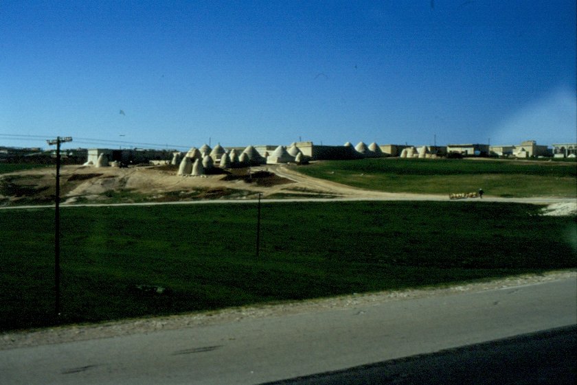 Ein syrisches Dorf irgendwo in Syrien zwischen Damaskus und Aleppo im Jahr 1990. Das Foto wurde aus dem fahrenden Auto heraus aufgenommen.