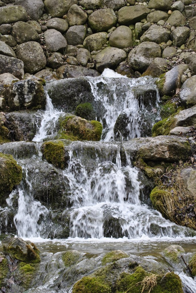 Ein wasserfall.
der ist sehr schn habe dafr,
fr diese bild eine nikon d3000 verwendet. 
finde es ist ein sehr schnes opjekt. 

von blackskull:

2010