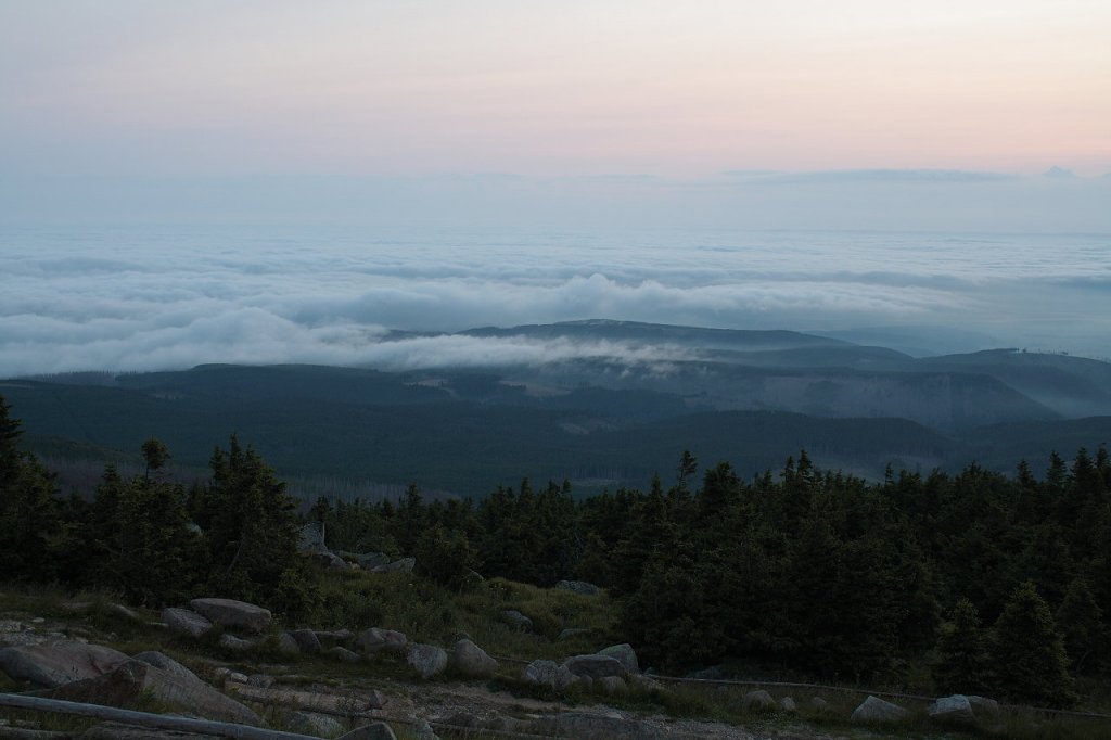 Ein Wolkenmeer bedeckt Norddeutschland rund um den Harz; Blick am frhen Morgen des 12.07.2013 vor Sonnenaufgang von der Treppe des Brockenhauses...