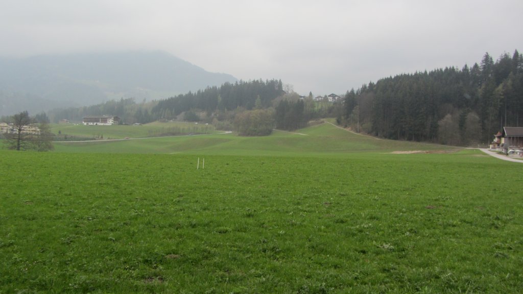 Ein wolkenverhangenes Feld zwischen Brixlegg und Reith im Alpbachtal am 15.4.2012.