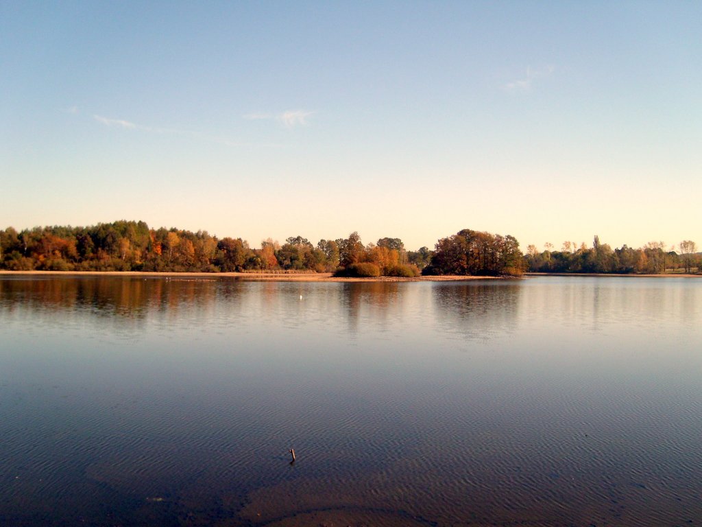 Eine einzigartige Seenlandschaft umgibt das Schlo und den Ort Moritzburg in Sachsen. Aufnahme vom 20.9.2012