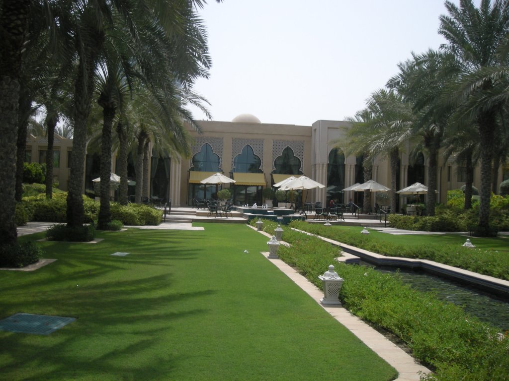 Eine Grnanlage mittig von Dubai am 30.7.2010.
Fr so eine Grnanlage bentigt man pro Tag massive Wassermassen und es gibt viele in Dubai.
Findet ihr das sinnvoll?