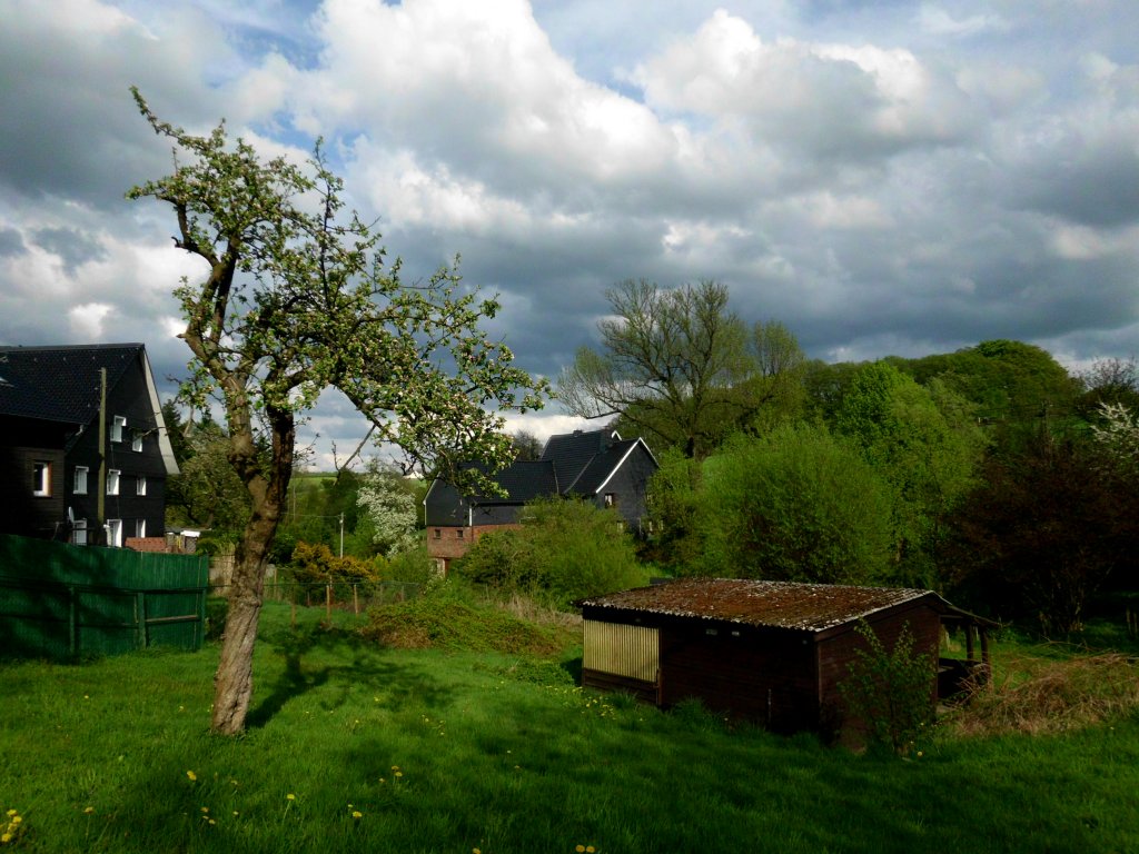 Eine kleine Siedlung im Tal bei Wuppertal-Linde.(9.5.2013)