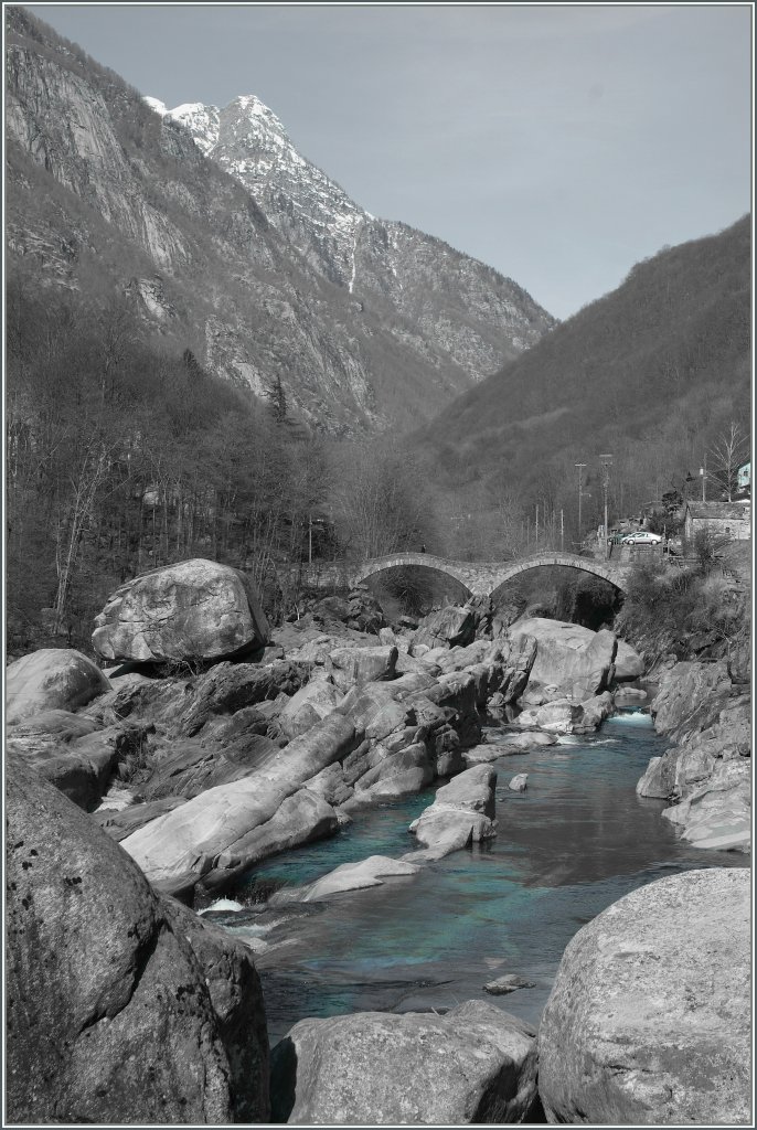 Eine Spielerei mit dem grnen Wasser Verzasca bei Lavertezzo.
(22.03.2011)