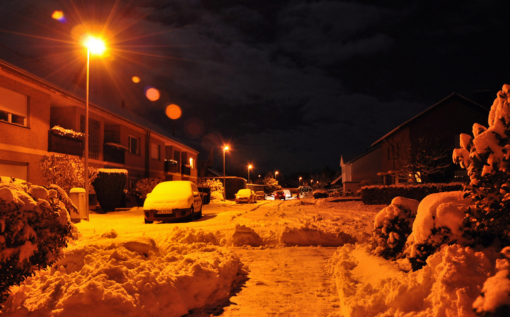 Einen Haufen Schnee  vor der Htte , nachts in Euskirchen 19.12.2010