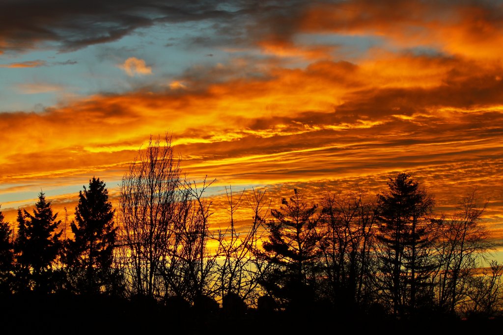 Einen Sonnenuntergang bei dem die Wolken schon fast apokalyptisch aussehen konnte ich am 29.12.2012 in Aachen erleben. 