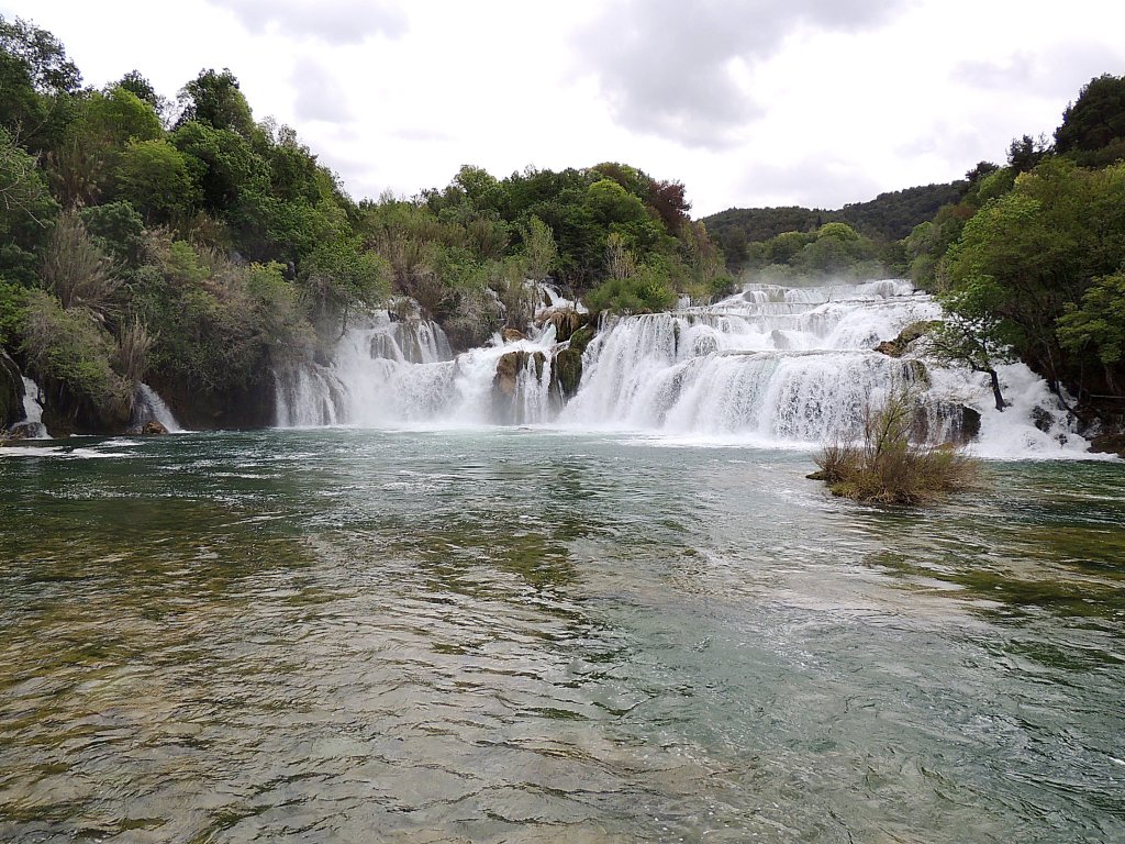 Einer von vielen berauschenden KRKA-Wasserfllen welcher sich  zwischen Knin und Skradin befindet; 130422
