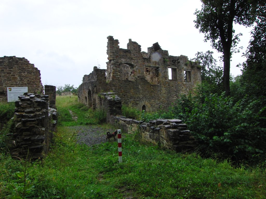 Eingang der Burgruine Raueneck bei Ebern in Unterfranken im Juli 2009