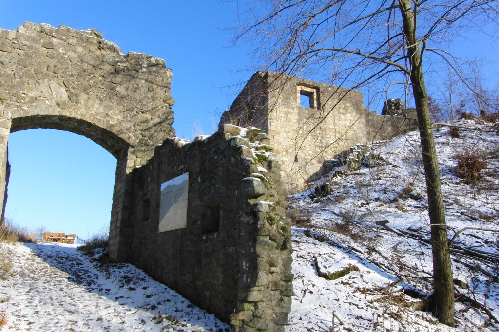 Eingangstor der Burgruine Bramberg, aufgenommen am 2.2.2012
Liegt auf 495m . NN und bei klarem Wetter hat man eine herrliche Sicht bis ins Coburger, Bamberger, Thringer und Lichtenfelser Land.