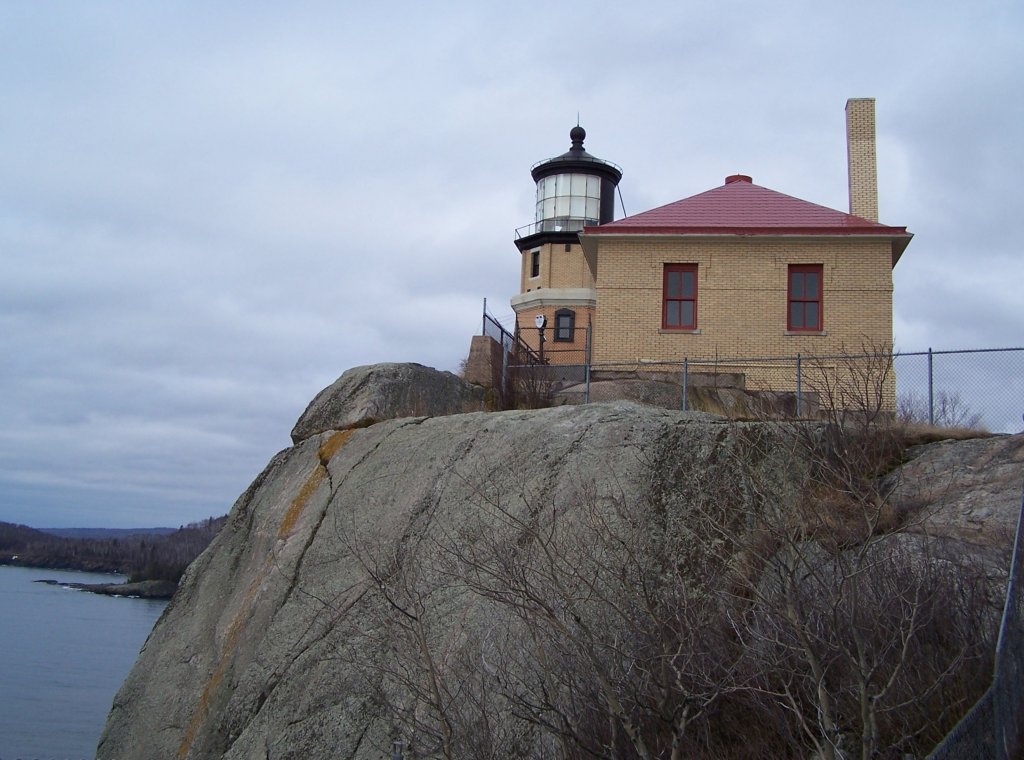 Einsamer Leuchturm auf den Klippen im Split Rock Lighthouse State Park am 1.4.2006 in Minnesota.