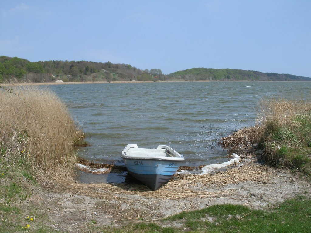 Einsames Boot am Kleinen Jasmunder Bodden,am 06.Mai 2013,bei Lietzow. 