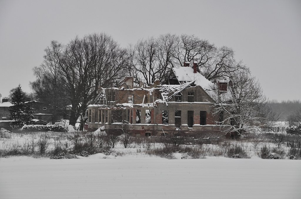 einst ein stolzes Gutshaus doch ber die Jahre hin ist nun langsam eine Ruine drau geworden - Winter 2010 Nhe Velgast