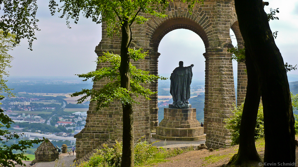 Einst herrschte Wilhelm I. als Knig ber das Knigreich Preuen, ab 1871 als Kaiser ber das Kaiserreich. An der Porta Westfalica wurde ihm zu Ehren Ende des 19. Jahrhunderts eines von vielen Kaiser-Wilhelm-Denkmlern errichtet. Heute ist es das Wahrzeichen der Stadt Porta Westfalica. (01.08.2011)