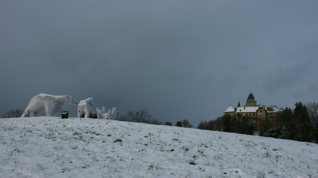 Eisbren in Blonay? Ist das mglich? Die Gemeinde liess sich dieses Jahr was besonderes einfallen und stellte gut dargestellte knstliche Eisbren auf eine kleine Anhhe in Blonay. Von weitem sehen sie aus wie echt.
(Dezember 2009)