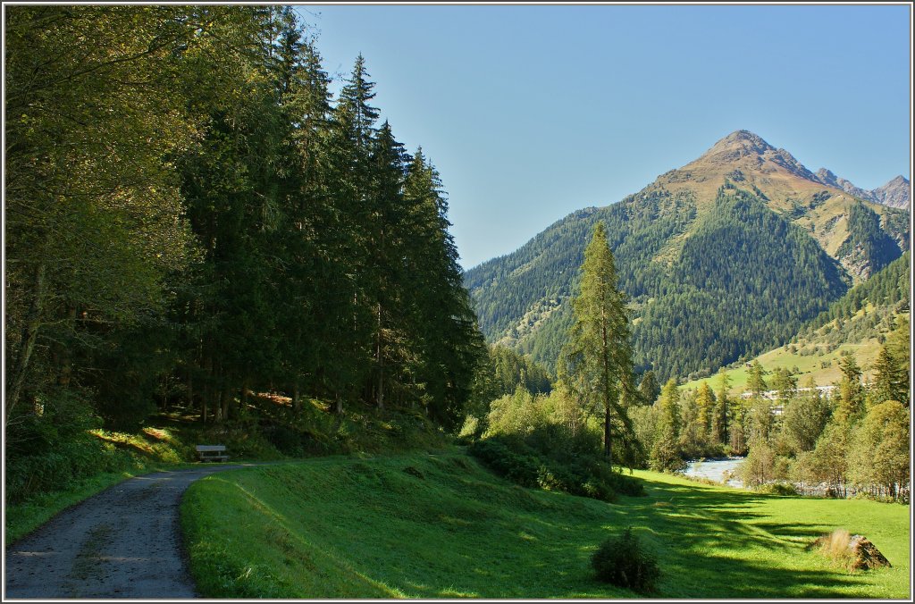 Entlang des Wanderweges ldt eine schattige Bank zum Ausruhen ein.
( 13.09.2011)