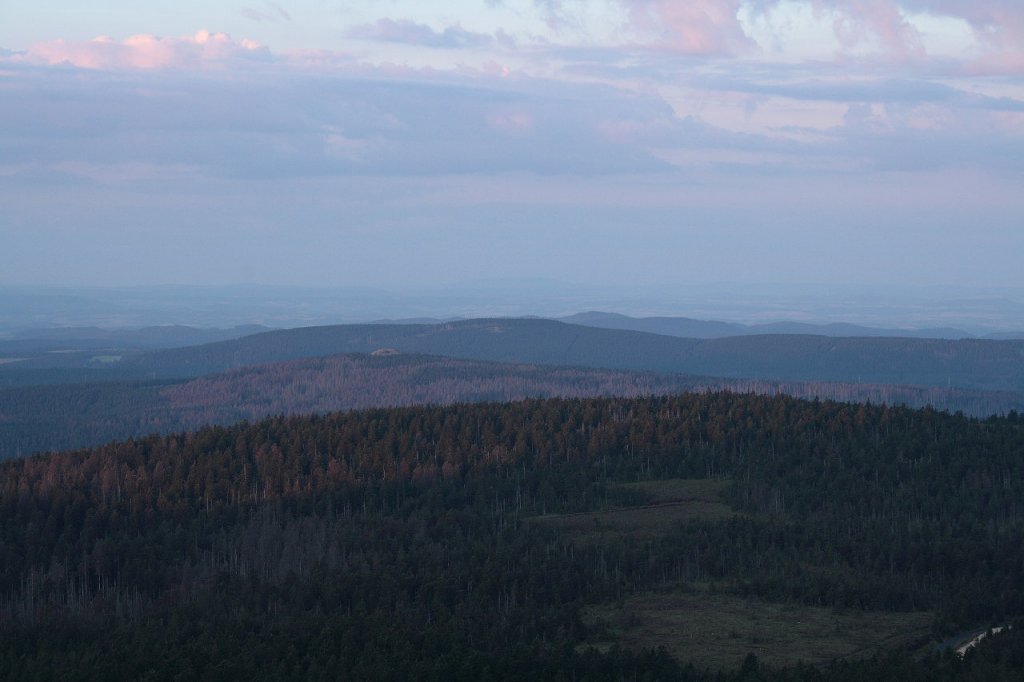 Erstes Morgenlicht auf dem Brocken; Blick am frhen Morgen des 13.08.2012 vom Gipfelrundweg Richtung Sdwesten ber den Knigsberg, den Rehberg, den Groen Knollen bis in die Kasseler Gegend in Hessen mit dem  Hohen Meiner  (in der Bildmitte am Horizont). 