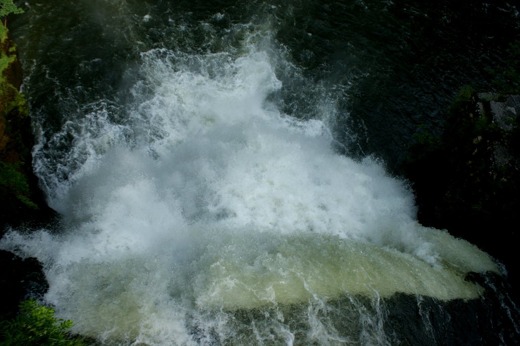 Es geht tief hinab.Ein Wasserfall bei Saut-du-Doubs im Kanton Jura.
(25.06.2010)