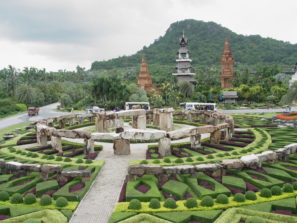 Etwa 170 km sdlich von Bangkok liegt das Noong Noch Village mit seinem wunderschnen Park. Hier eine Miniaturnachbildung von Stonhenge sowie drei Pagoden aus unterschiedlichen Lndern. (21.05.2006)