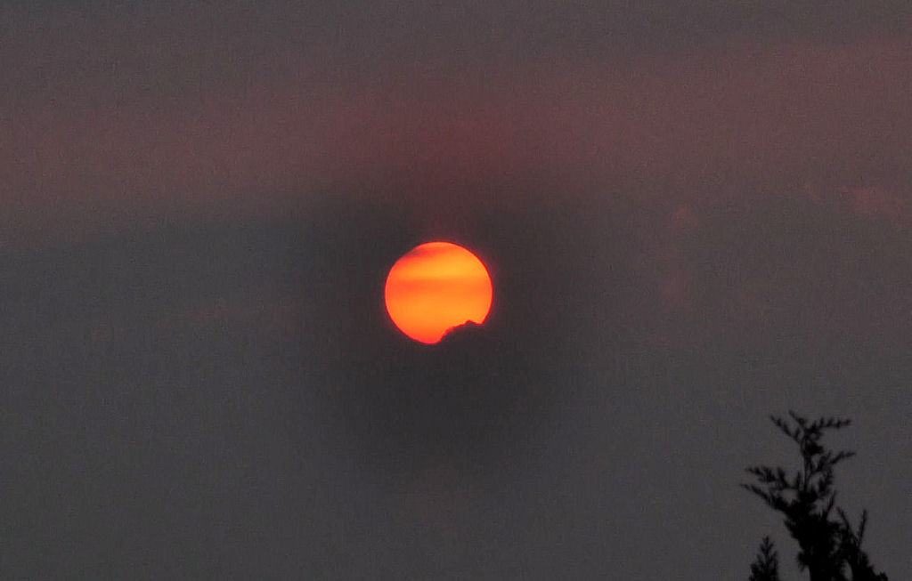 Etwas  dsterer  Sonnenuntergang in der Voreifel bei Euskirchen - 09.05.2010