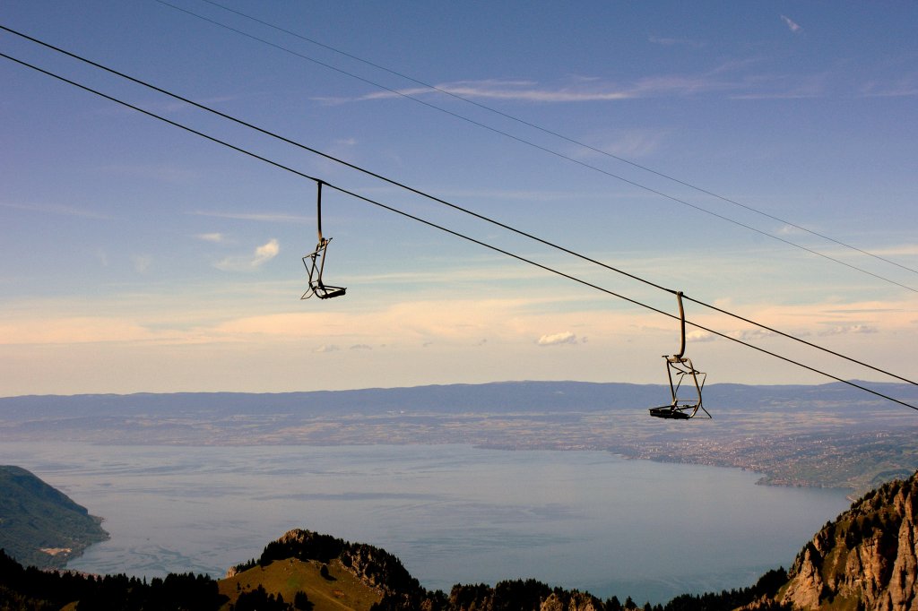 Fhrt dieser Sessellift in den Himmel? Aussicht auf den Genfersee und den Jura vom 2084 Meter Berneuse.
(26.08.2010)