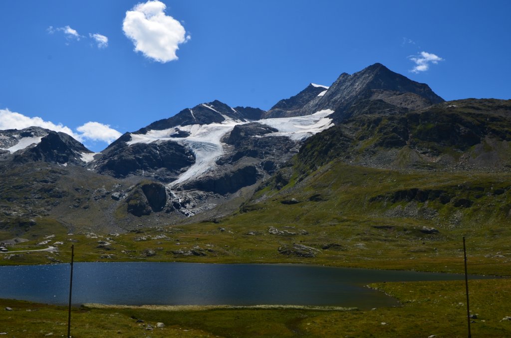 Fantastische Aussicht kurz vor der Bernina Passhhe. (Aufnahme -aus dem Zug- vom 11.08.2012)