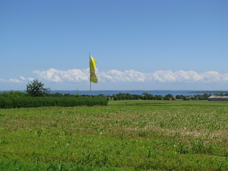 Feldweg von Redewisch nach Redewisch-Ausbau, Blick zur Boltenhagenbucht (Ostsee) 22.06.2010