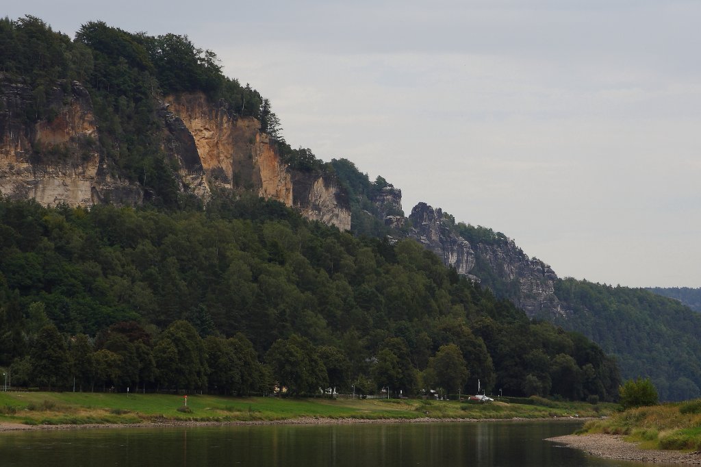 Felsformation im Elbtal, etwas unterhalb des Kurortes Rathen, aufgenommen am 30.08.2012 vom Personendampfer  Meissen . Das etwas mystische Licht ergab sich aus dem Aufziehen eines Unwetters! (siehe nachfolgende Bilder!)