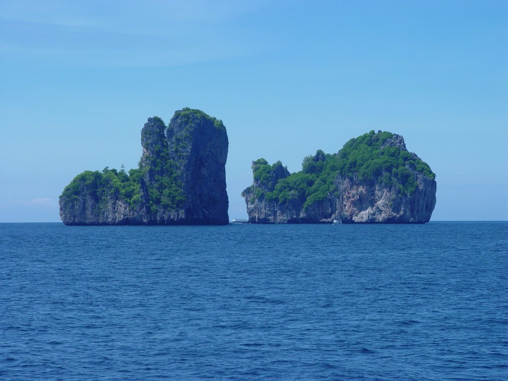 Felsformationen die unmittelbar in der Andaman See in Sdthailand aus dem Wasser aufsteigen. Am 23.04.2006