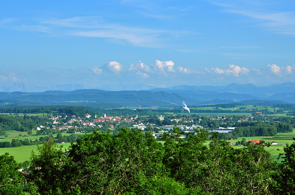 Fernblick vom Schlo Zeil (Baden-Wrttemberg Allgu) ber Leutkirch ins Bayrische Allgu nach Sonthofen und die Alpen. 16.07.2011