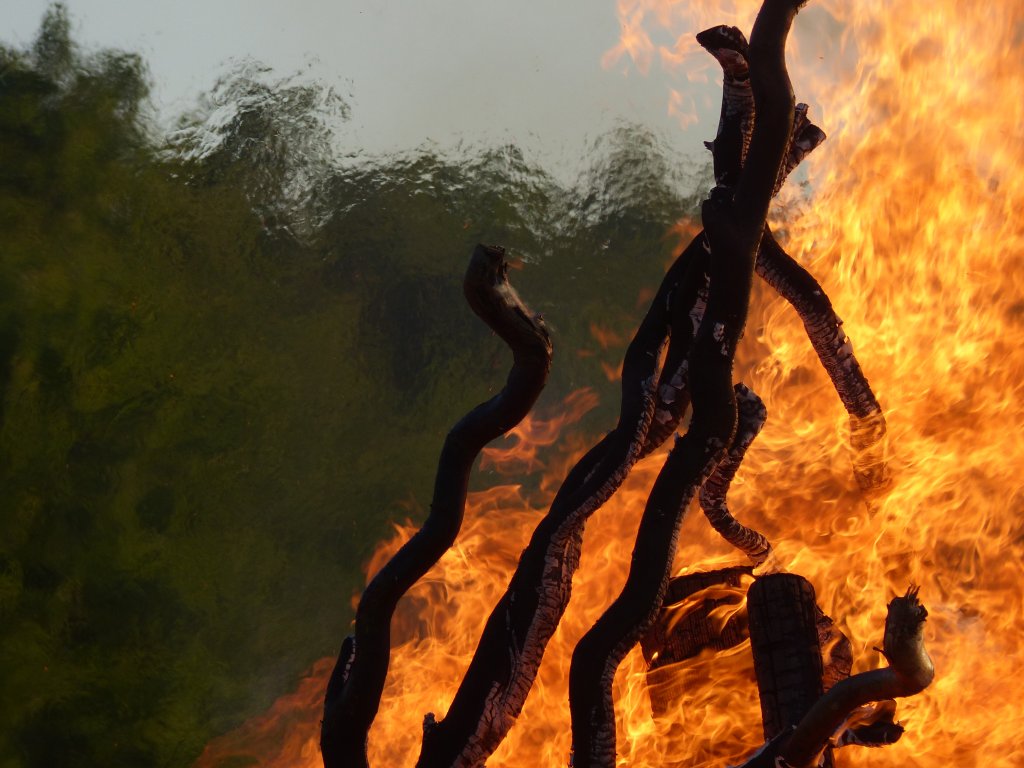 Feuer und Hitzeverzerrungen - am Ostseestrand in Khlungsborn. 23.7.2013