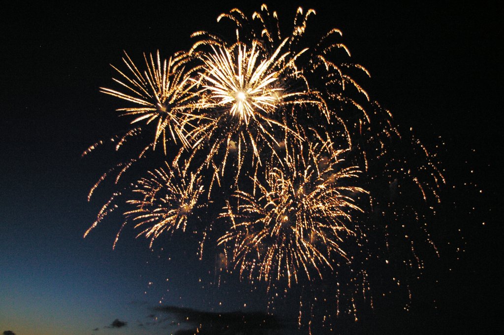 Feuerwerk ber der Ostsee am 14.7.2012 um 23 Uhr, aufgenommen am Schnberger Strand.