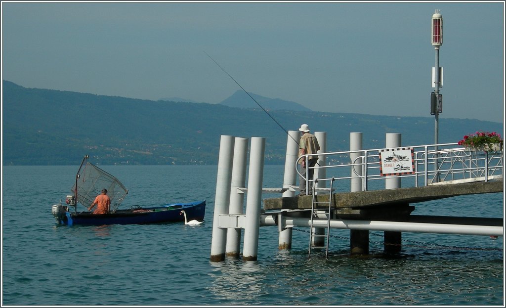 Fischer am Genfersee, der eine als geht dieser Ttigkeit als Hobby nach, fr den andern ist es Arbeit. 
10. Juli 2013
