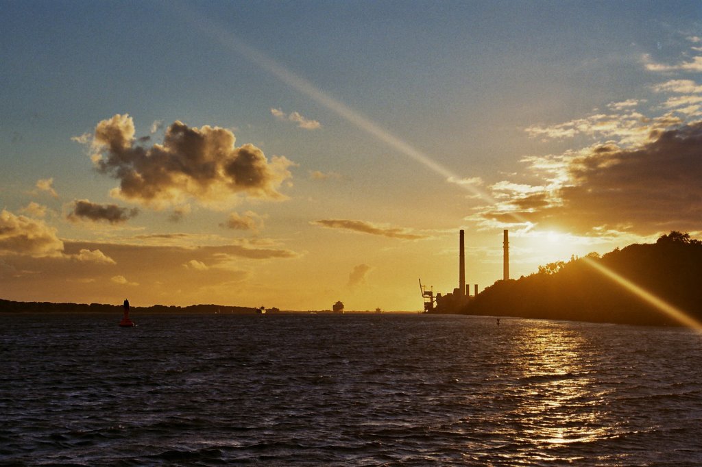 Foto vom 31.05.2012. Aufnhame der Elbe bei Sonnenuntergang am Strandweg in Hamburg-Blankenese.