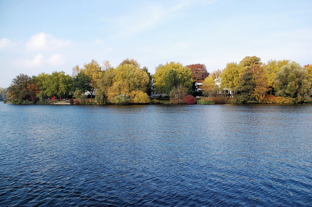 Foto vom Ausflugdampfer auf die Landschaft an der Aussenalster in Hamburg...25.10.2011