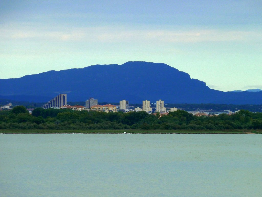 Frankreich, Languedoc-Roussillon, Hrault, tang du Mjean, Montpellier, Pic Saint Loup, 658m, 20km nrdlich von Montpellier, von Palavas aus gesehen, 07.08.2011