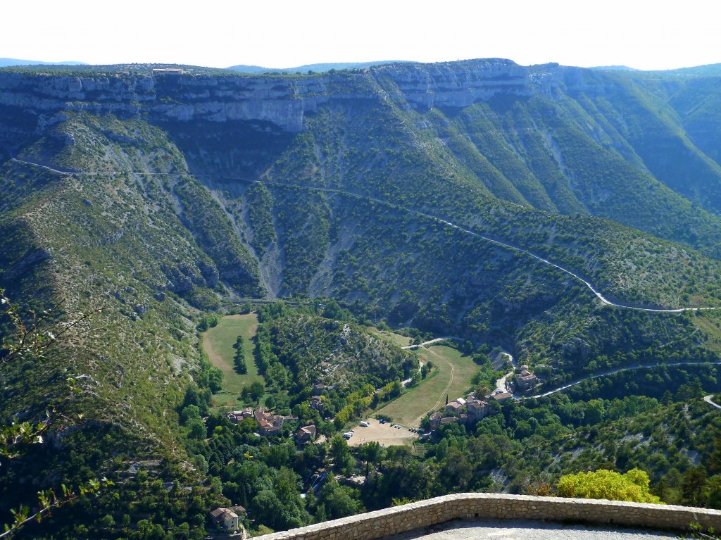 Frankreich, Languedoc-Roussillon, Navacelles und der Belvedere von Baume Auriol auf dem Causse du Larzac, vom Causse de Blandas aus gesehen, 19.08.2011