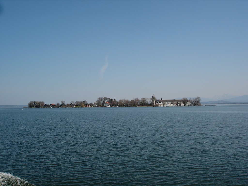 Frauenchiemsee, genannt Fraueninsel, im Chiemsee, mit 15,5ha zweitgrte Insel, hat ca.300 stndige Bewohner, bekannt durch das Kloster und die Wallfahrt, April 2006 