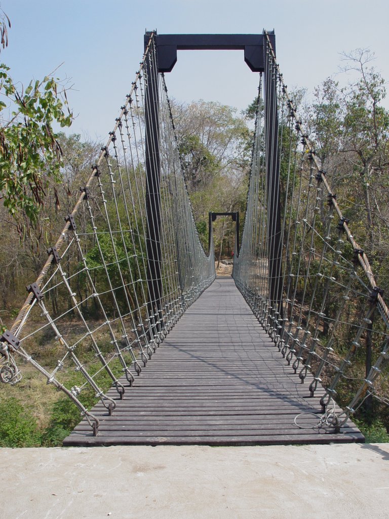 Fugngerbrcke ber einen kleinen Taleinschnitt, in dem in der Regenzeit ein kleiner Bach fliet, im Naturpark des Khao Kradong Vulkans am 06.02.2011