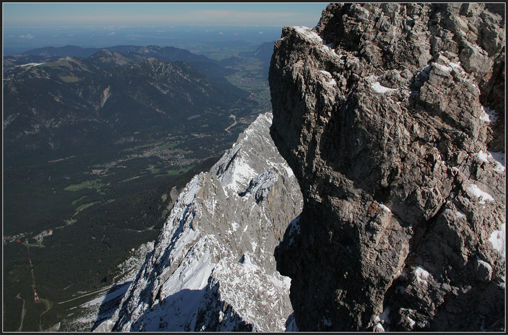 Ganz da hinten liegt irgendwo München - 

Blick von der Zugspitze ins Loisachtal (oben Bildmitte). Links unten am Bildrand neben der Seilbahn kann die Trasse der Zugspitzbahn erkannt werden. 

21.09.2011 (M)