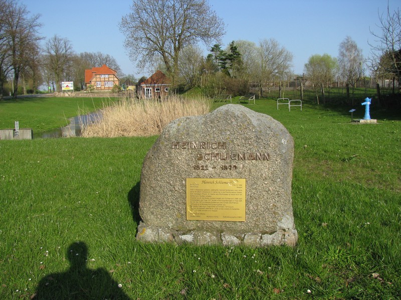 Gedenkstein fr Heinrich Schliemann in Kalkhorst (NWM) an der L 01, 17.04.2010