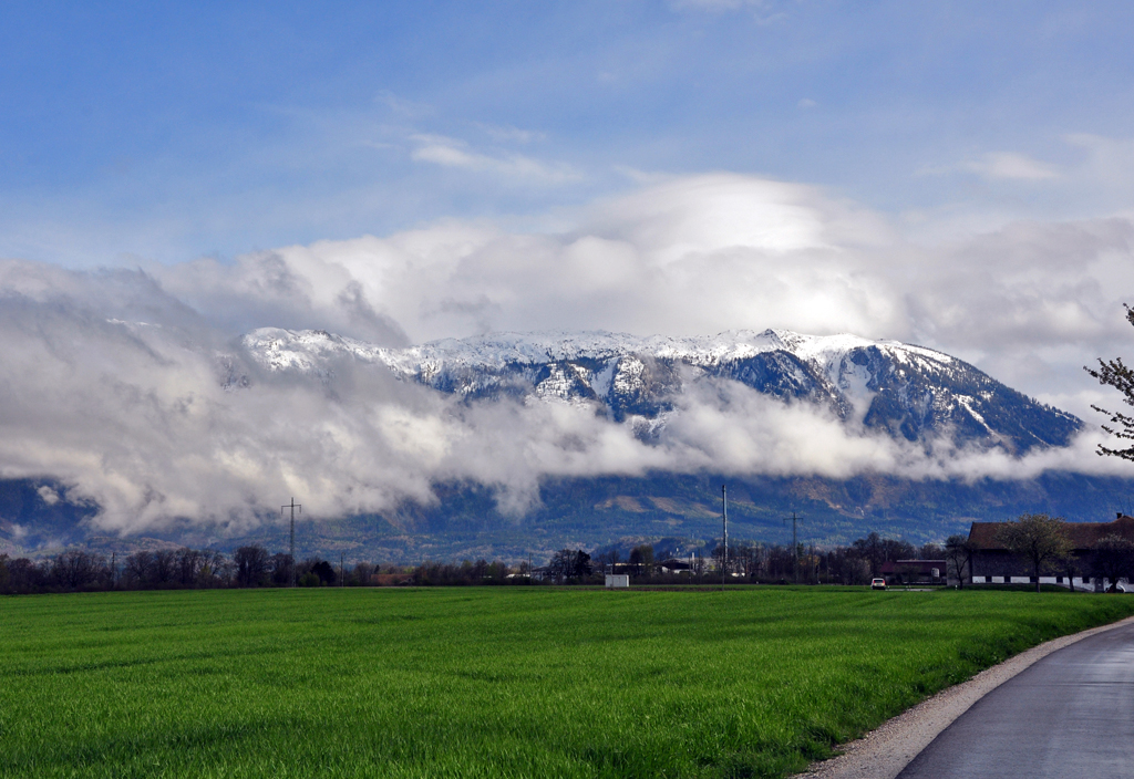 Gegen Abend verziehen sich die letzten Regenwolken vom Untersberg. Blick von Deutschland auf den sterreichischen Teil - 24.04.2012