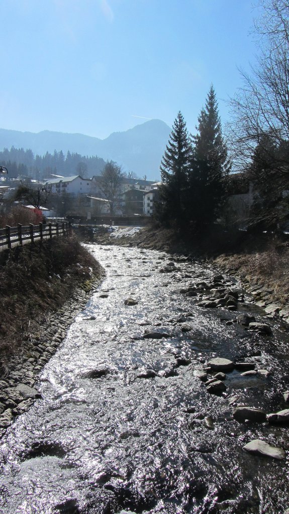 Gegenlichtaufnahme des Alpbachs in Brixlegg am 3.3.2013.