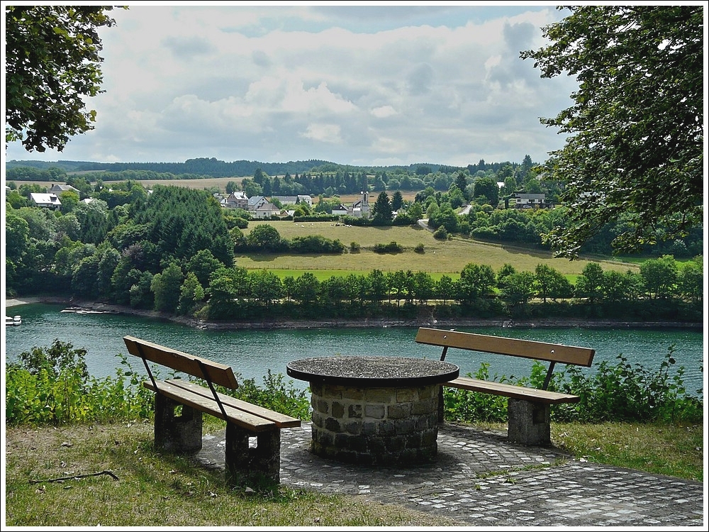 Gemtliches Pltzchen in der Nhe von Liefrange mit Ausblick auf den Stausee der Obersauer und die Ortschaft Insenborn. 02.08.10