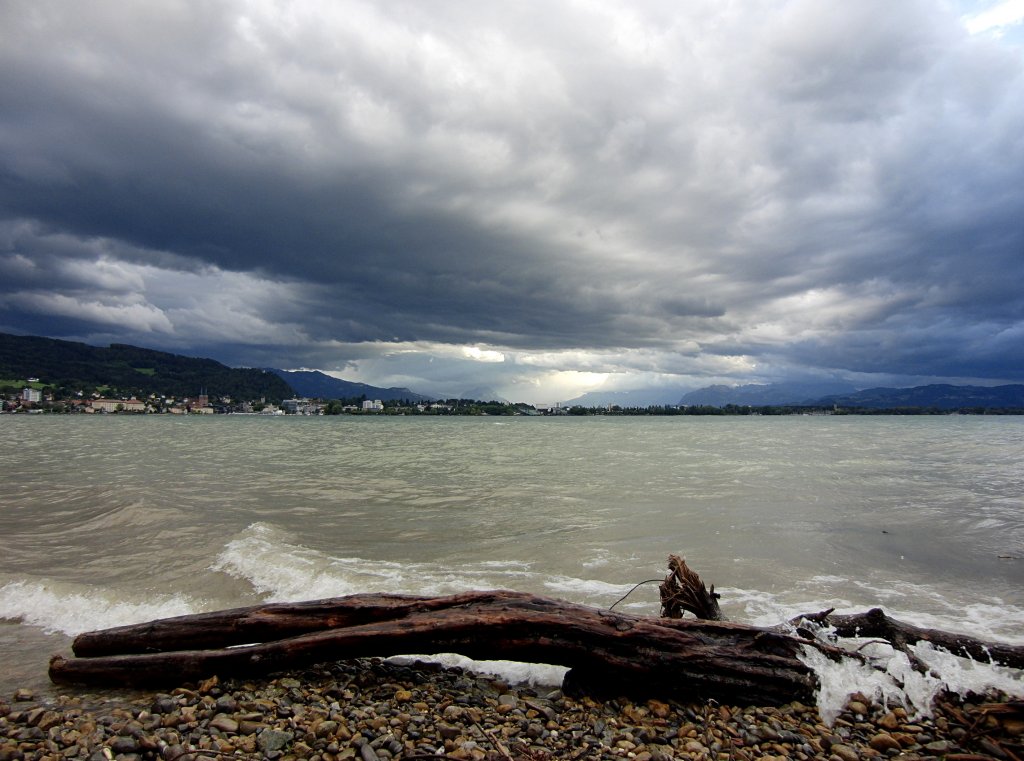 Gewitterstimmung am Bodensee (III). Blick vom Strand in Lochau auf Bregenz und ins Rheintal (08.08.2011).